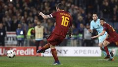 Kapitán AS ím Daniele De Rossi promuje pokutový kop ve tvrtfinále Ligy...