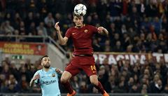 Patrik Schick z AS ím ve tvrtfinále Ligy mistr proti Barcelon hlavikuje,...