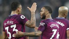 Gabriel Jesus a Raheem Sterling z Manchesteru City slaví jeden z gól v síti...