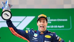 Daniel Ricciardo slaví triumf ve Velké cen íny.