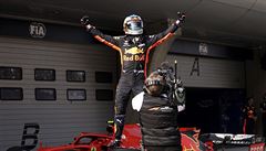 Daniel Ricciardo z Red Bullu slaví vítzství pi GP íny.