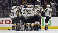 Hrái Las Vegas Golden Knights slaví postup do 2. kola play off NHL.