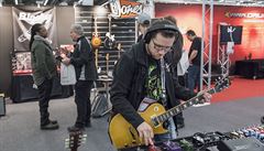 Musikmesse 2018 Frankfurt: Stánek, u kterého si kytaristé mohli vyzkouet...