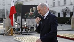 Bývalý polský ministr zahranií Antoni Macierewicz pijídí na ceremoniál.