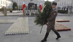 Polský voják pináí vnec na ceremoniál k osmému výroí tragédie u Smolensku.