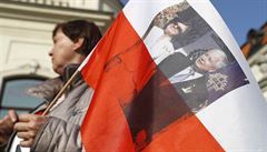 ena drí polskou vlajku s fotkou tragicky zemelých manel Kaczynskich.
