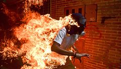 World Press Photo vyhrál snímek protestujícího Venezuelana v plamenech