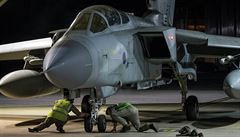 Britský letoun v kyperském hangáru. Britové se úder v Sýrii úastnili po boku...