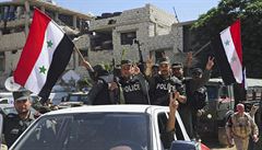 Syrtí policisté oslavují po píjezdu do msta Dúma, místo chemického útoku a...
