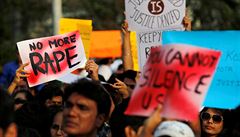 Indie na vlně protestů, v zemi přibývá znásilněných. Zatčen byl i politik
