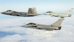 Americká stíhaka F-22 (vlevo), francouzská Rafale (dole uprosted) a britské...