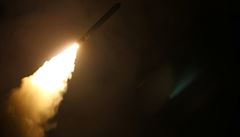 Raketa Tomahawk odlétá z kiníku USS Monterey k úderu na Sýrii.