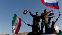 Syané protestující proti útokm v Damaku mávají ruskými, íránskými a syrskými...