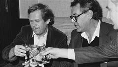 Forman v prosinci 1989 s Václavem Havlem a výtvarníkem Theodorem Pitkem.