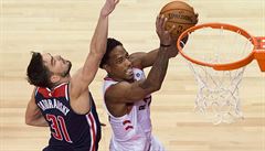 Tomá� Satoranský (31) a DeMar DeRozan (10) b�hem zápasu Washington Wizards...