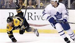 Hrá Toronto Maple Leafs Nikita Zaitsev bhem zápasu pevrátil Davida Pastráka...