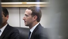 Zakladatel a éf spolenosti Facebook Mark Zuckerberg na jednání s americkými...