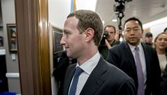 Mark Zuckerberg vchází na jednání se senátory.