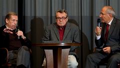 Diskuse po neveejné projekci snímku Vidno osmi (zleva): Václav Havel, Milo...