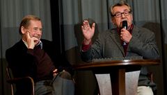Diskuse po neveejné projekci snímku Vidno osmi (zleva): Václav Havel a Milo...