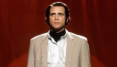 Jim Carrey jako komik Andy Kaufman ve filmu Mu na Msíci.