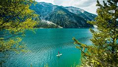 Tyrolské moře je pro lenochy i sportovce. Užijete si tyrkysovou vodu i túry po alpských vrcholech