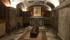 Kaple ve vatikánském podzemí. Z baziliky sv. Petra ve Vatikánu byly vyzdvieny...