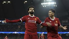 Mohamed Salah a Roberto Firmino z Liverpoolu slaví branku.