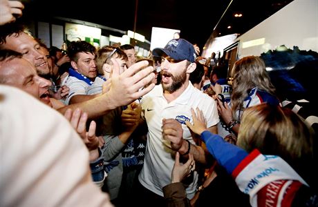 Brno slav mistrovsk titul hokejist Komety, na snmku s fanouky kapitn Leo...