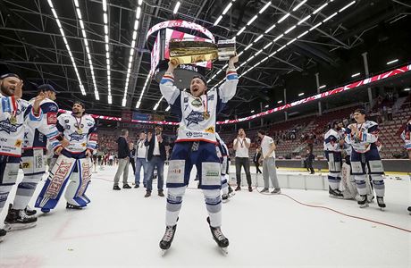 Hokejist Komety Brno slav mistrovsk titul na led Tince.