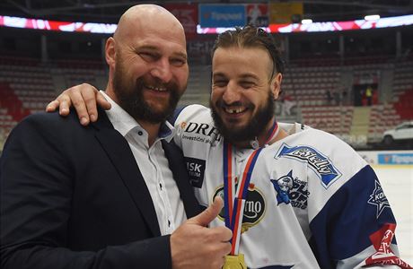 Hokejisté Komety Brno slaví. Zleva hlavní trenér Libor Zábranský a Martin...