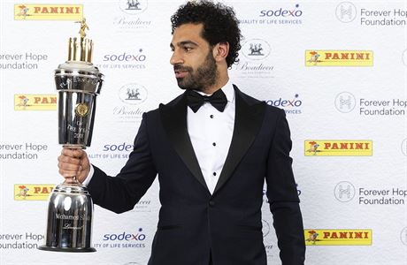 tonk Liverpoolu Mohammed Salah s trofej pro nejlepho hre Premier League.
