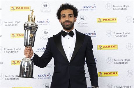 tonk Liverpoolu Mohammed Salah s trofej pro nejlepho hre Premier League.