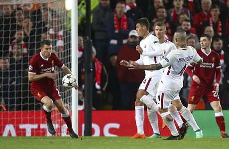 Liverpool vs. AS m, semifinle Ligy mistr: zsah rukou Jamese Milnera (v...