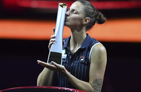 Karolna Plkov s trofej pro vtzku turnaje ve Stuttgartu.