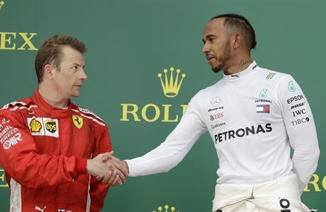 Lewis Hamilton z Mercedesu a Kimi Rikknen z Ferrari na stupnch vtz GP...