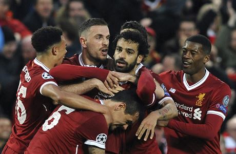 Hrái Liverpoolu slaví Salahv gól