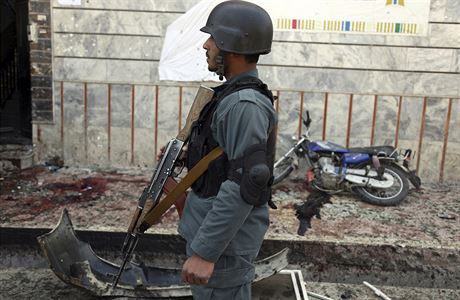 Kábulský policista na míst útoku (ilustraní fotografie).