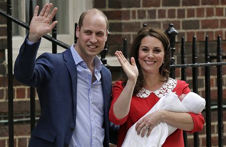 Princ William a vévodkyn z Cambridge Kate s novorozeným synem.