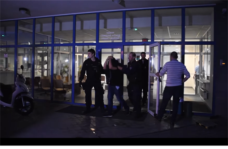 Policie odvd jednoho z Nizozemc, obvinnch z napaden nka v Praze.