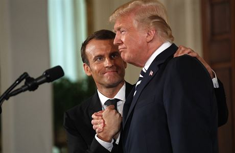 Ptelsk atmosfra je patrn na prvn pohled. Emmanuel Macron si tese rukou...