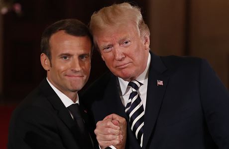 Trump a Macron spolen pózují na fotku.