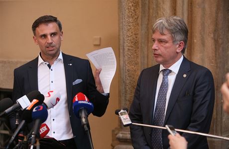 Jií Zimola a Roman Onderka ped jednáním o koaliní vlád s ANO.