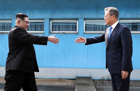 Severokorejský vdce Kim ong-un si podává ruku s jihokorejským prezidentem Mun...