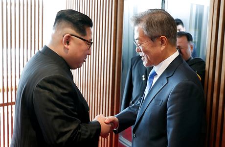 Severokorejsk vdce Kim ong-un a jihokorejsk prezident Mun e-in si...