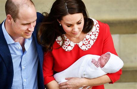 Princ William a jeho ena Catherine, vévodkyn z Cambridge se synem Louisem...
