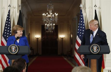 Donald Trump a Angela Merkelová na tiskové konferenci po setkání v Bílém dom.