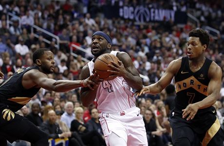 Hrá Washington Wizards Ty Lawson (4) a jeho protivníci z Toronto Raptors,...