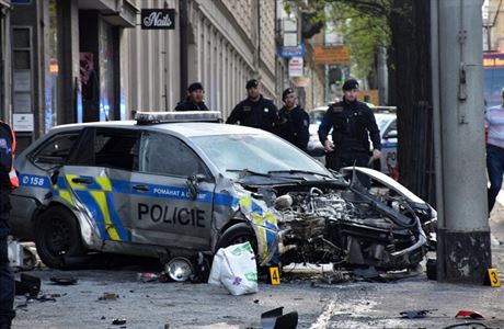 V Praze se srazilo policejní auto s osobním vozem. Po nárazu zaalo hoet.