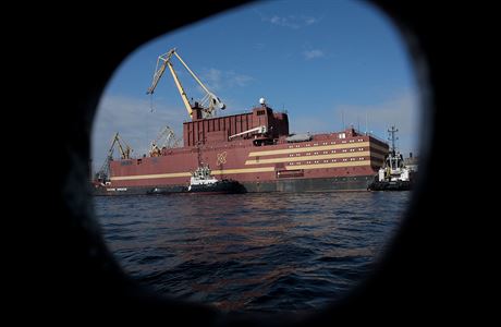Je taena do Murmansku, kde bude do jejch dvou jadernch reaktor zavezeno...